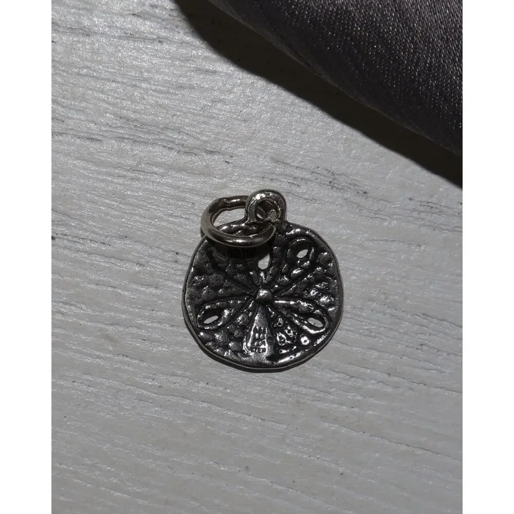 James Avery Sterling Silver Sand Dollar Charm 1.36G / 0.7in - Picture 2 of 3